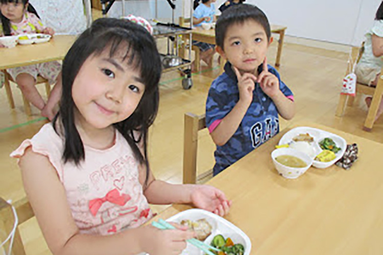 給食を食べる子供たち