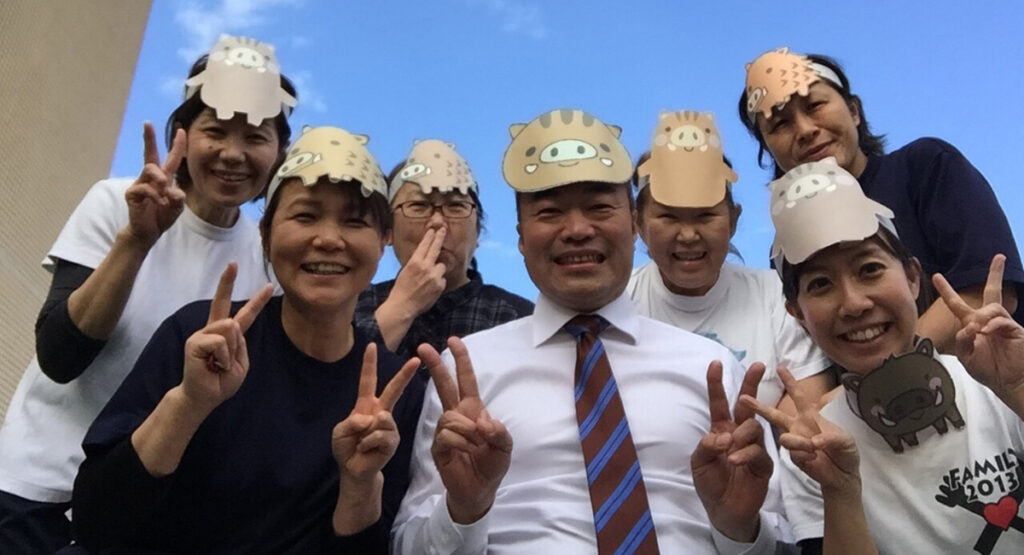 笑顔の社員の集合写真